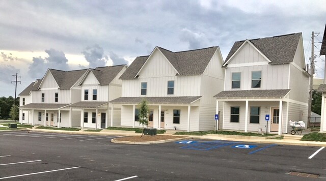 Building Photo - 1200 Taylor Cottage Cove