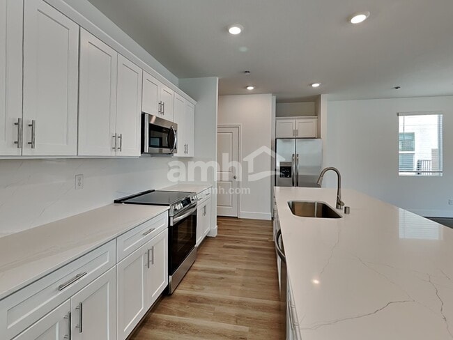 Building Photo - 5848 Vaes Dothrak St