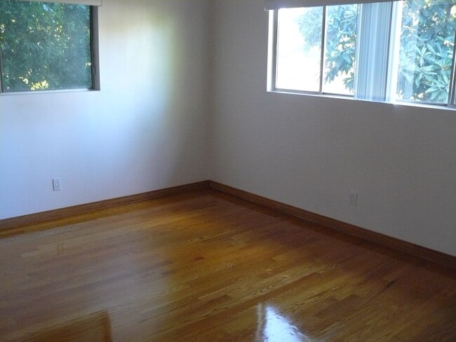 DORMITORIO - 15529 Moorpark St