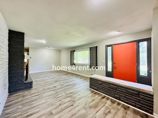 Building Photo - Beautiful Raytown Ranch. Wood Floors, Spac...