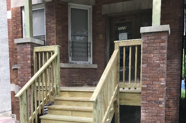 Front Porch Entry - 2025 N Kedvale Ave