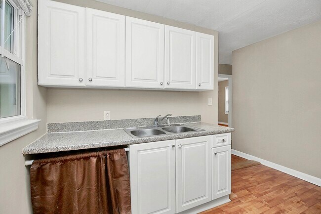 Building Photo - 2401 Celia Ave