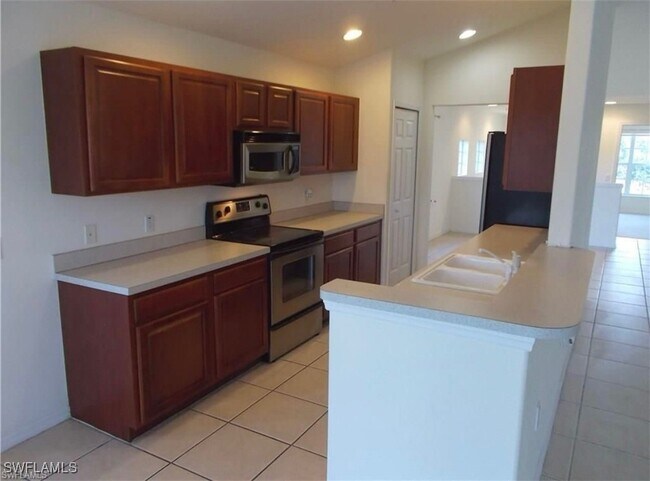Foto del edificio - 1355 Henley St