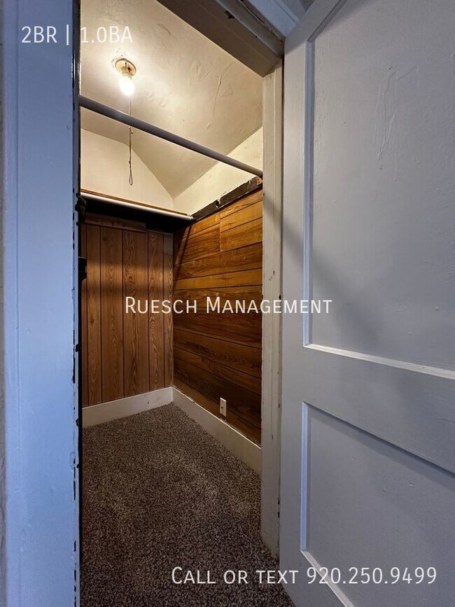 Building Photo - Recently Renovated 2 Bedroom 1 Bath Upper ...