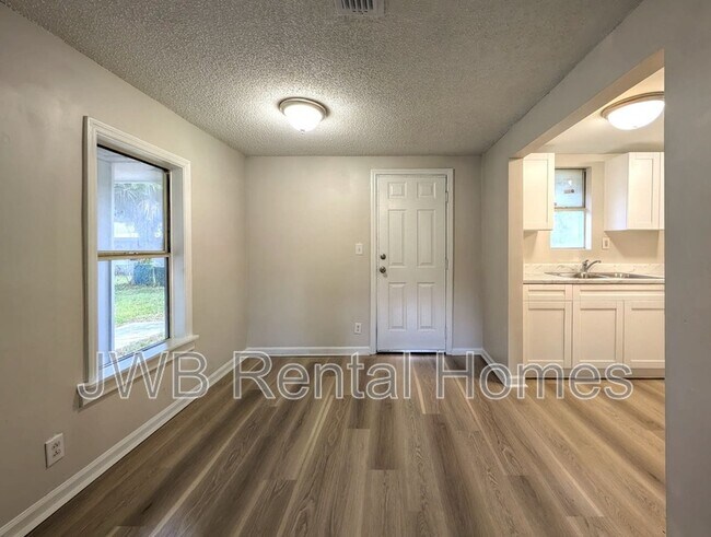 Building Photo - 5332 Amazon Ave