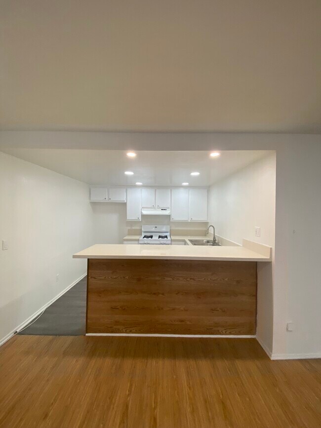 Building Photo - 13805 Moorpark St