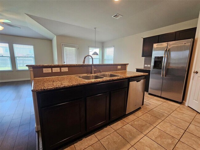 Building Photo - 423 Langely