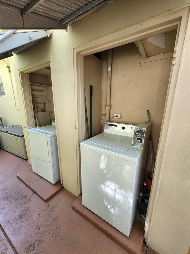 Building Photo - 7710 Carlyle Ave