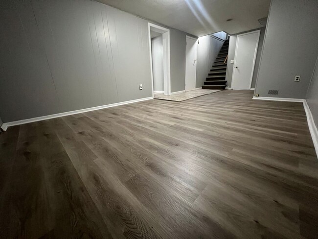 Building Photo - Beautiful 3 bedroom 2 bath + Den/office to...