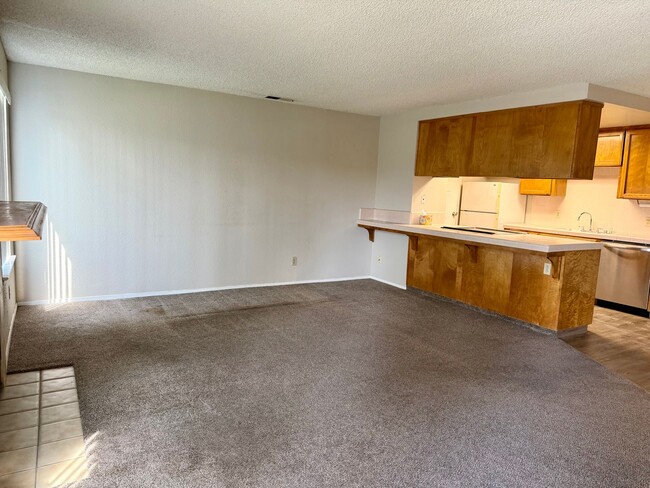 Building Photo - 537 W Escalon Ave