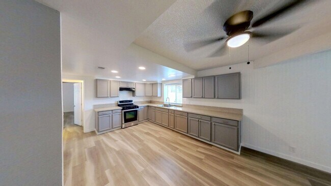 Building Photo - 4 Bedroom 2.5 Bath Home Located in Rialto!