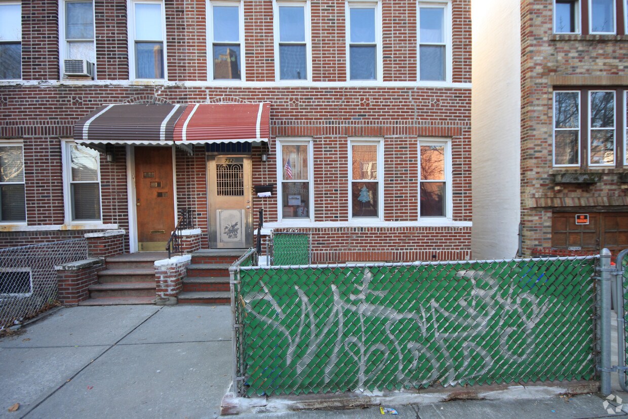 Building Photo - 752 59th St