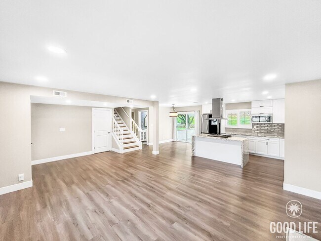Building Photo - Stunning 4BD/2.5 BA W/ Large Backyard and ...