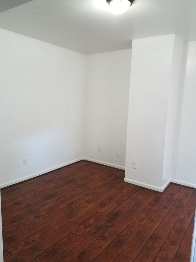 Photo - 4 bedroom 2 bath unit within minutes of Ol... House