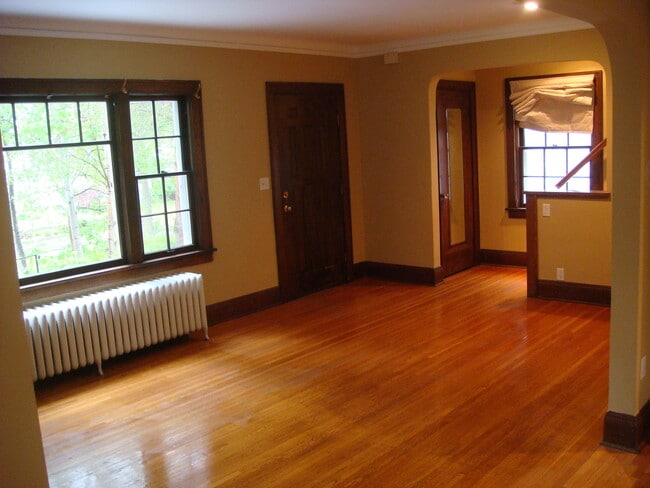 Building Photo - 202 Russell Ave S