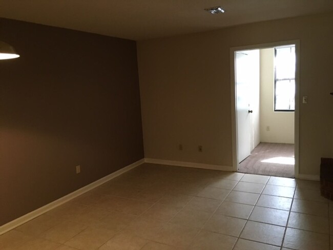 Foto del edificio - 2 Bed, 1.5 Bath Townhome w/ an office Avai...