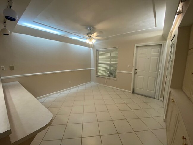 Building Photo - 3 bedroom 2 bathroom condo in Cape Coral