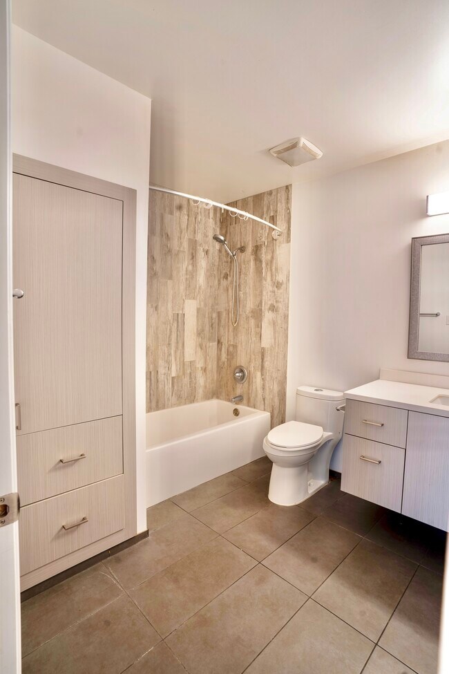 Baño del pasillo - 1728 E Laguna Dr