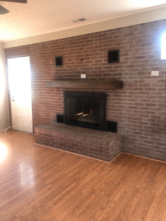 Building Photo - Lovely Brick Ranch Home in Monroe