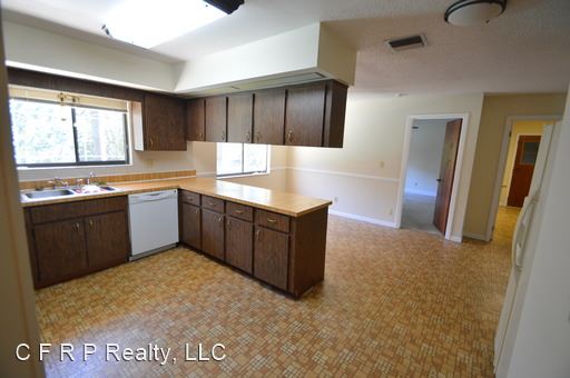 Building Photo - 605 Blue Lake Dr