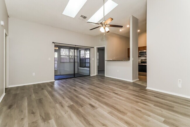 Foto del edificio - 10935 Livingston Dr