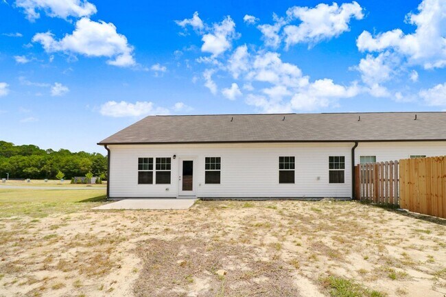 Foto del edificio - DRAKE ESTATES 3 BR | 2 BA Townhome w/ 2-Car Garage! *Built in 2023*