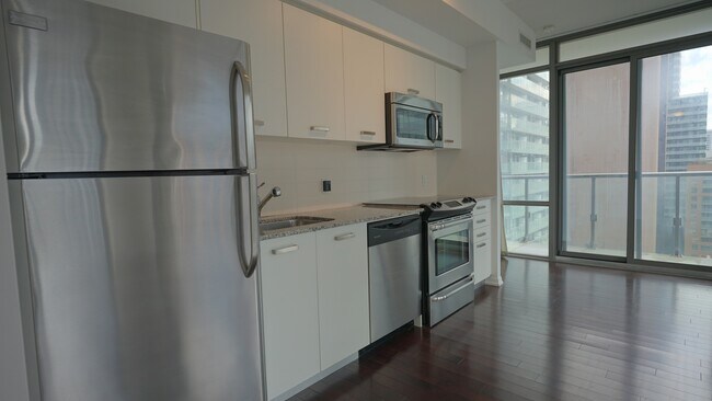 Photo du bâtiment - 832-1832 Bay St.
