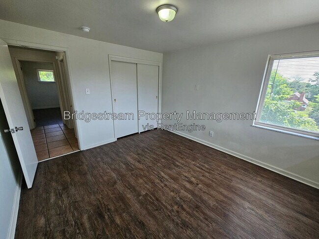 Building Photo - 917 Cherry Dr