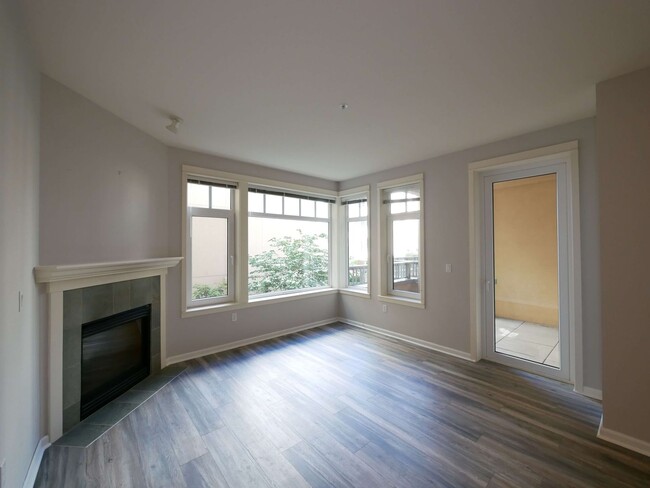 Building Photo - 1Bed 1Bath DT Kirkland Condo Available for...