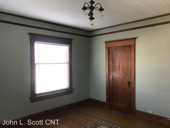 Building Photo - 1 br, 1 bath Apartment - 702 W 2nd St. #2