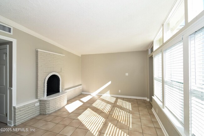 Building Photo - 780 Le Brun Dr