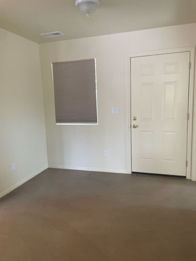 Building Photo - 3 Bedroom 2.5 bath rental Available