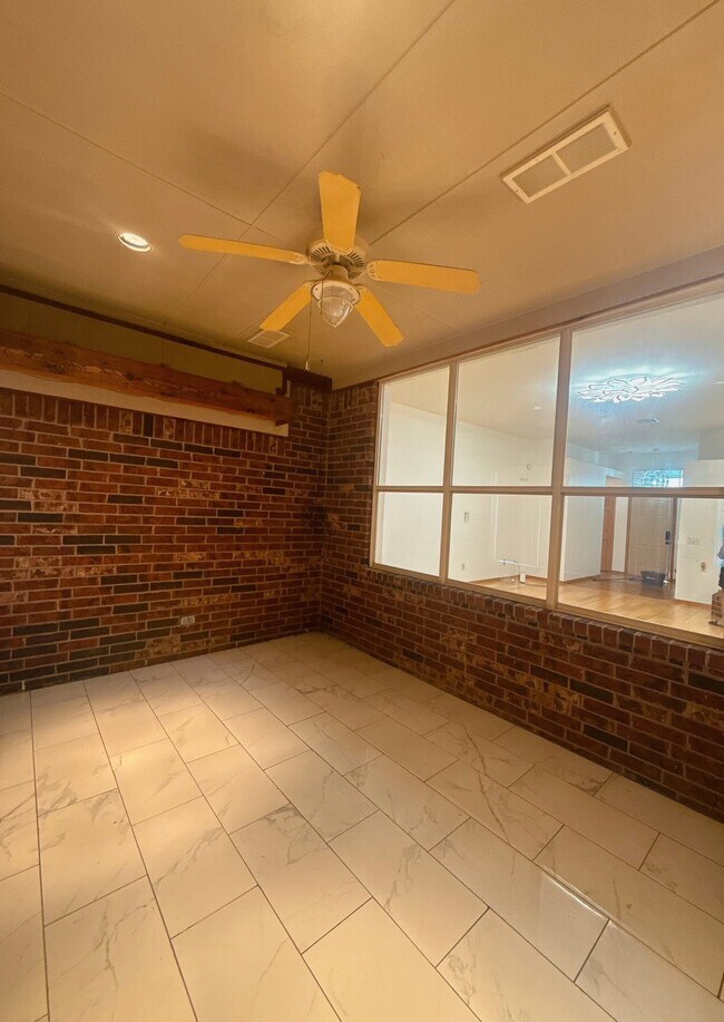 Foto del edificio - 14001 Land Run Rd