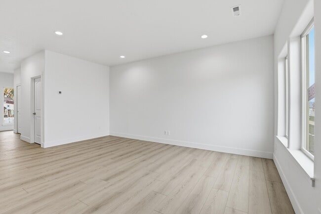 Building Photo - 639 Creative Way