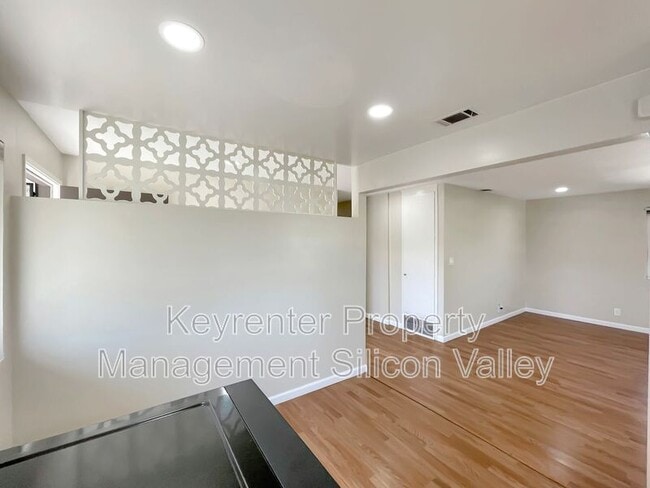 Foto del edificio - 878 Castlewood Dr