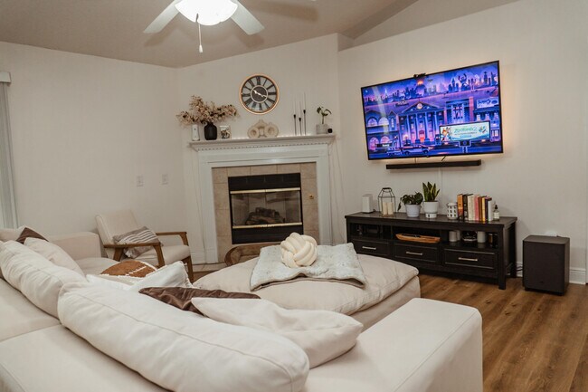 Building Photo - 641 Territory Ln