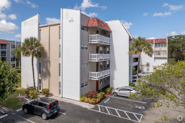 Building Photo - Las Vistas