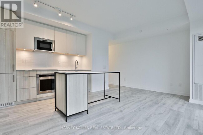 Photo du bâtiment - 215 Lakeshore Rd W