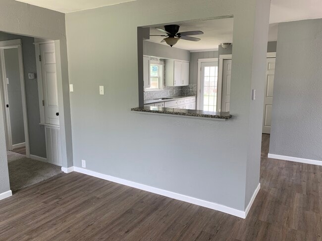 Building Photo - 622 Lansdown Dr