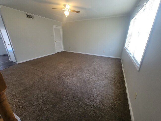 Building Photo - Three bedroom townhouse in Lake Park