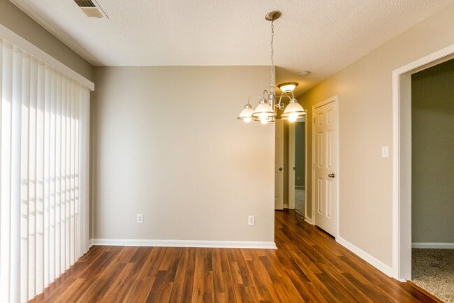 Building Photo - 10115 Northwoods Forest Dr