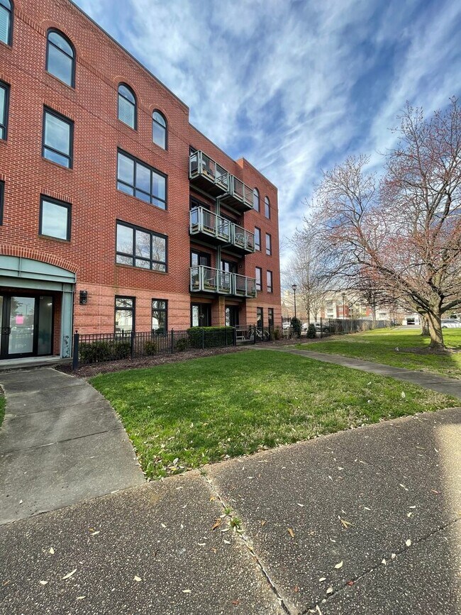 Building Photo - 443 Saint Pauls Blvd #4E