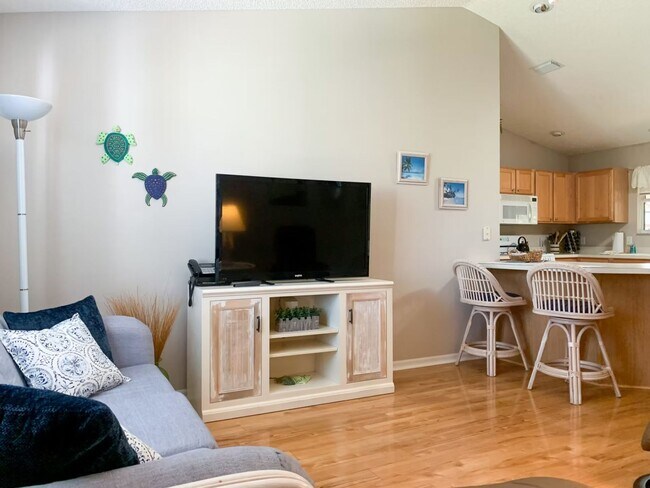 Building Photo - M1108 Davenport (VNSW/M5)