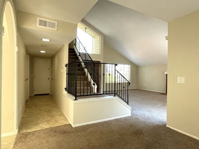 Building Photo - Beautiful Two Story Home in North View HOA...