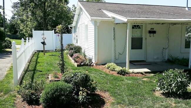 Building Photo - 496 Valley St