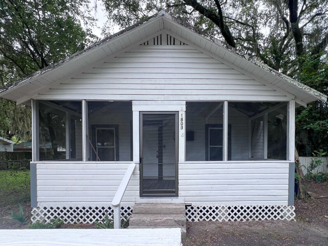 Foto principal - 2BR/1BA Pet Friendly Cottage off Waldo Roa...