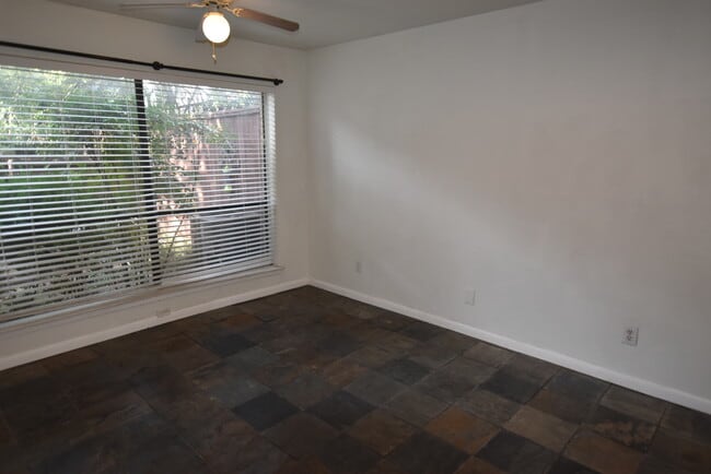 Foto del edificio - 6718 Eastridge Dr