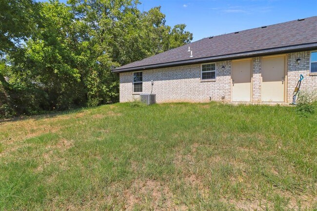 Building Photo - 1001 W 9th St