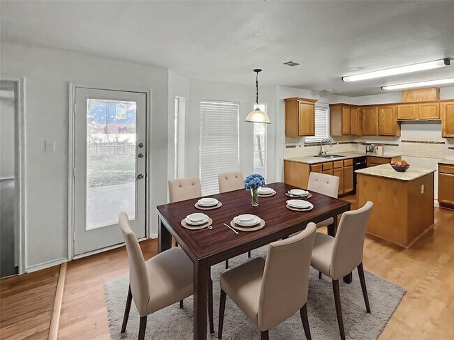 Foto del edificio - 611 Mariposa Dr