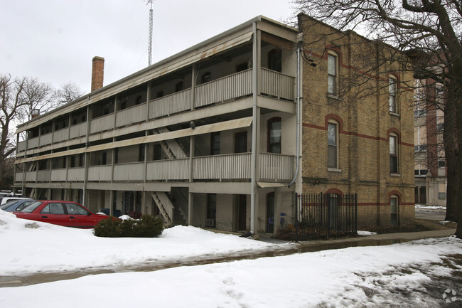 Building Photo - 350 E Chicago St